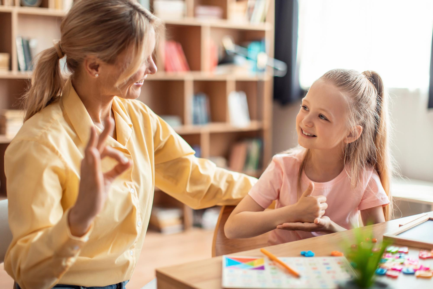 Attività educativa inclusiva con assistente e studente in ambiente scolastico